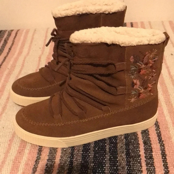 TOMS Dark Amber Faux Shearling Alpine Suede Boots - Picture 2 of 6